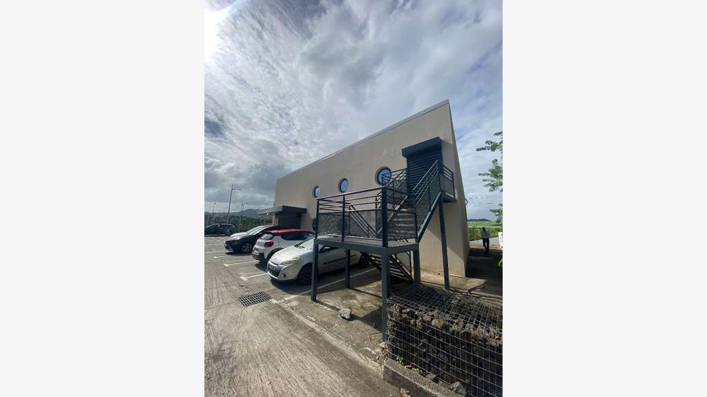 A louer local commercial neuf 180m² au François