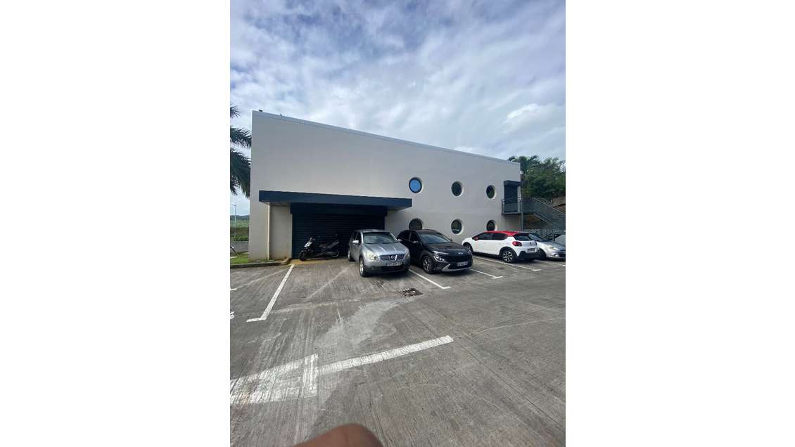 A louer local commercial neuf 180m² au François