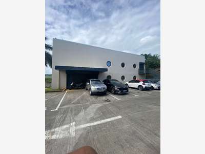 A louer local commercial neuf 180m² au François