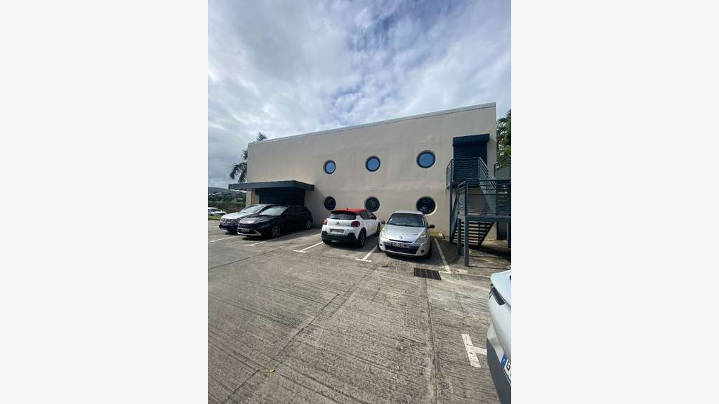 A louer local commercial neuf 180m² au François