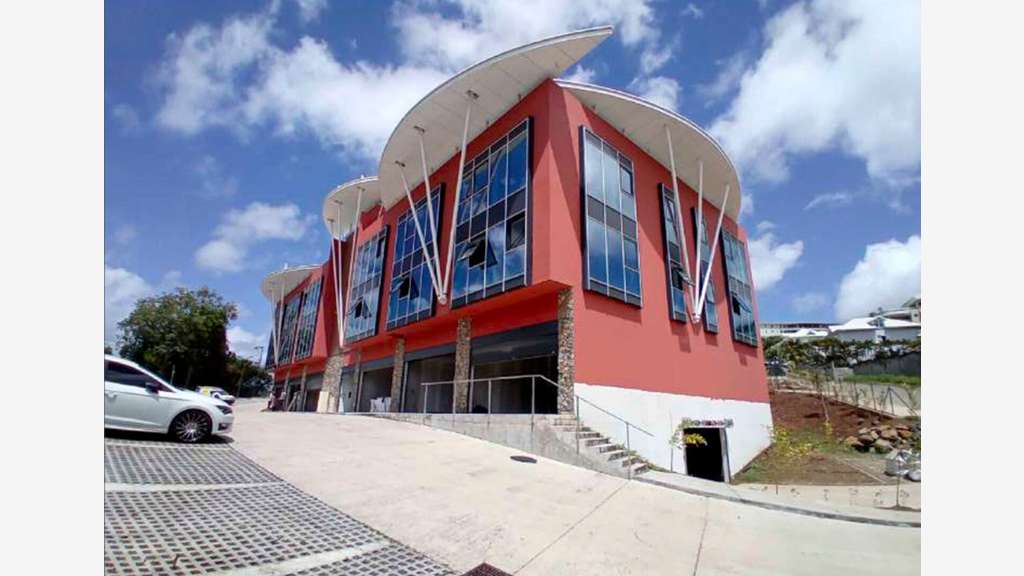 Loue local commercial 300m² parking Le Lamentin