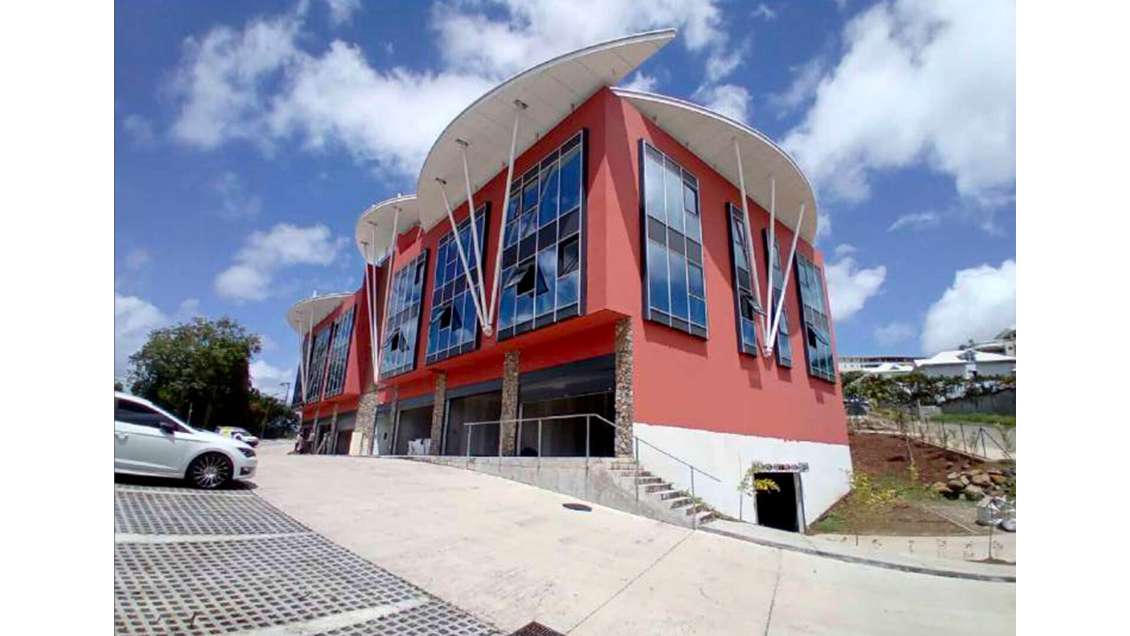 Loue local commercial 300m² parking Le Lamentin 