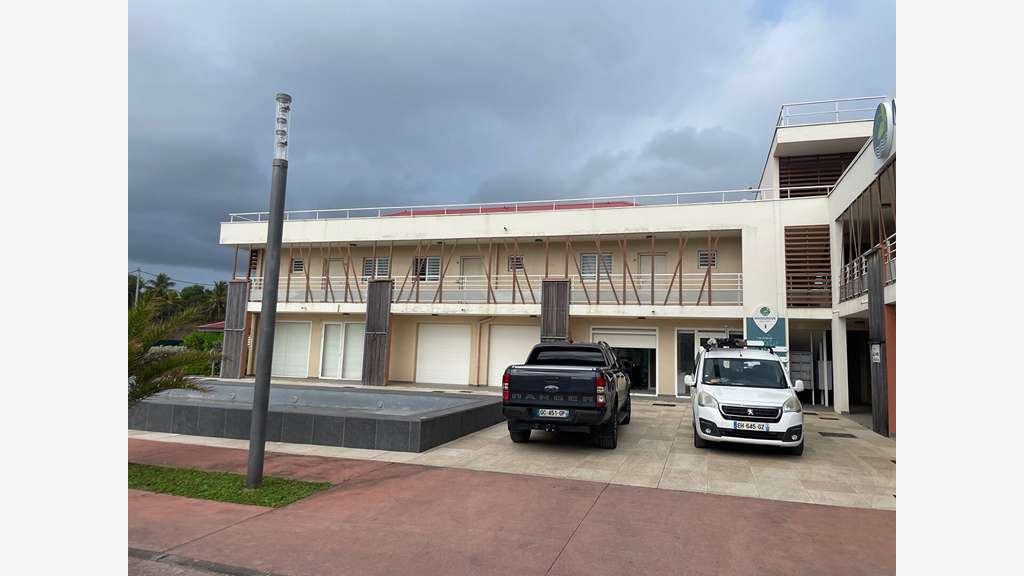 A louer local commercial d'angle 50m² Le Moule
