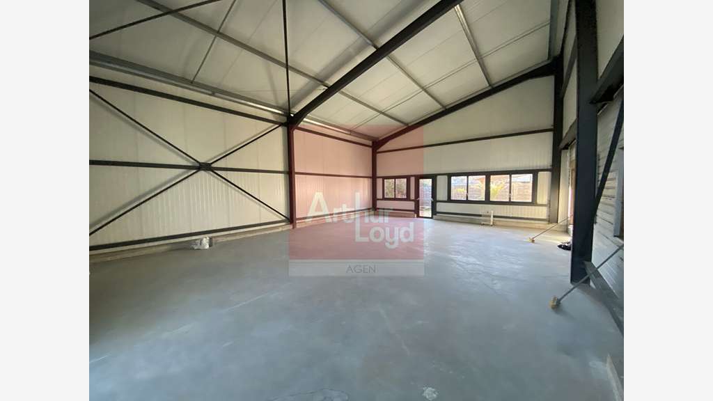 A louer local commercial 97.94m² Le Passage