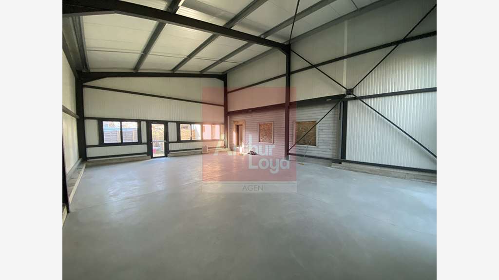A louer local commercial 97.94m² Le Passage