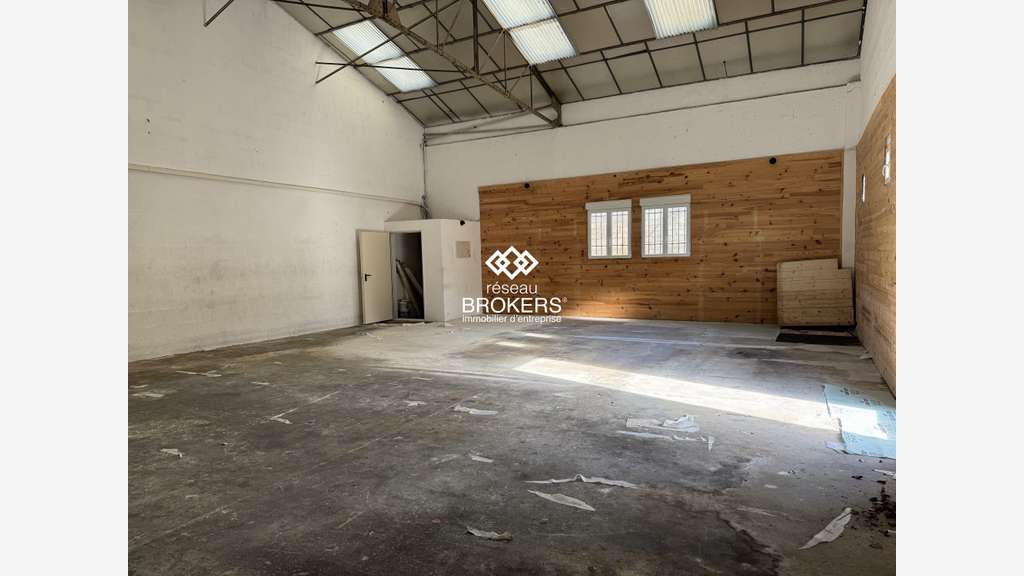 A louer local 341m² Rue Ch. De Gaulle au Pontet