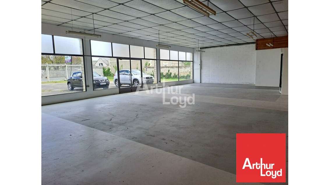 Local 700m² à louer aux Ormes proche A10