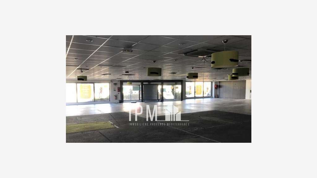 A louer local commercial 540m² aux Pennes-Mirabeau