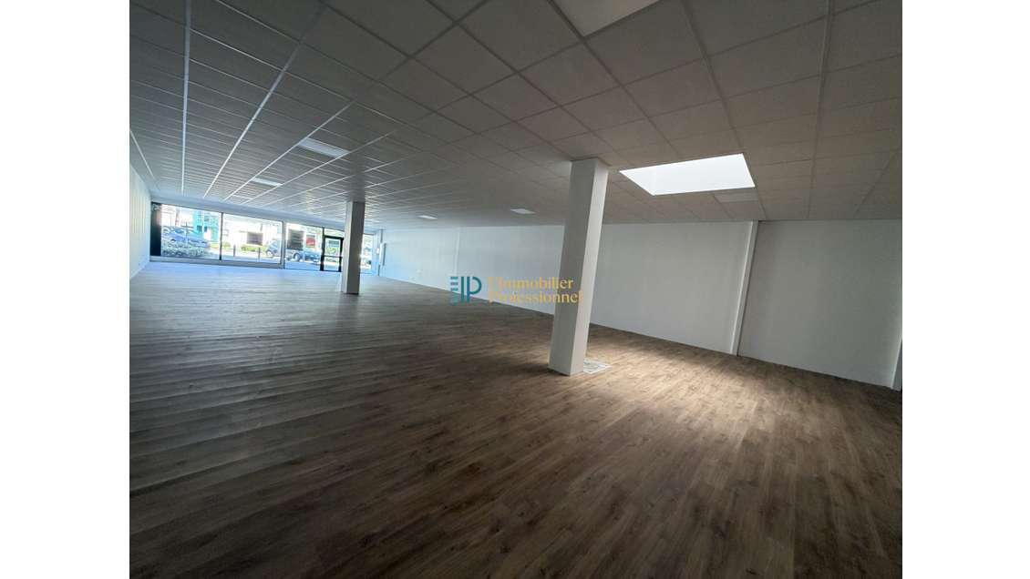 A louer local commercial 450m² à Lorient ZAC Nord