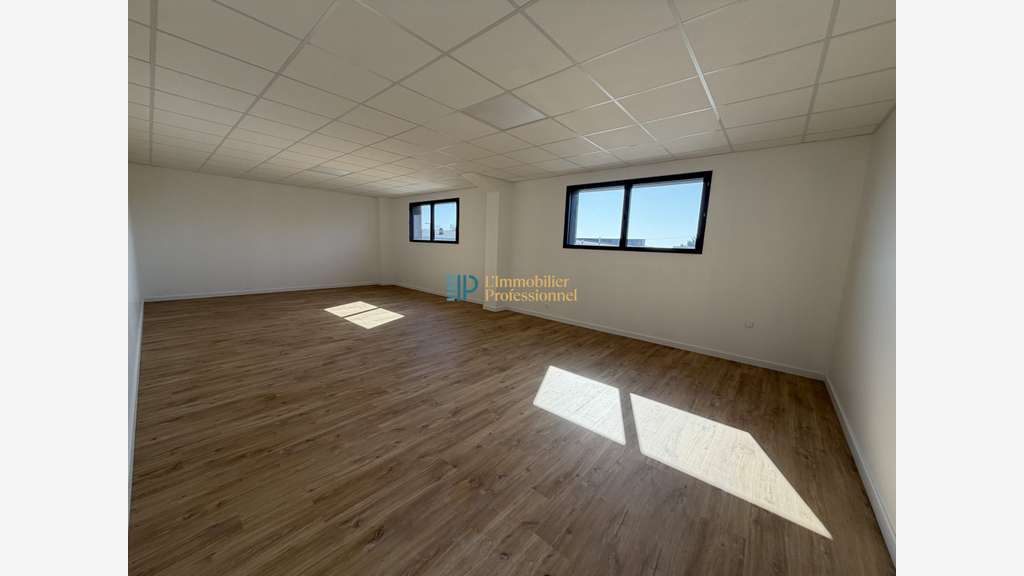 A louer local commercial 450m² à Lorient ZAC Nord