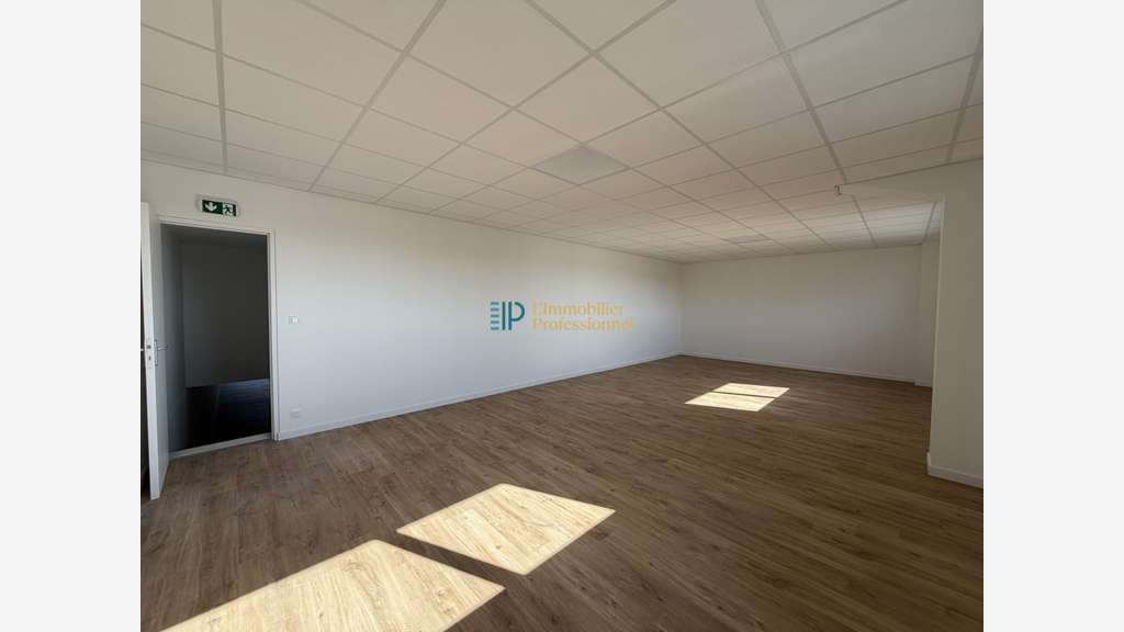 A louer local commercial 450m² à Lorient ZAC Nord