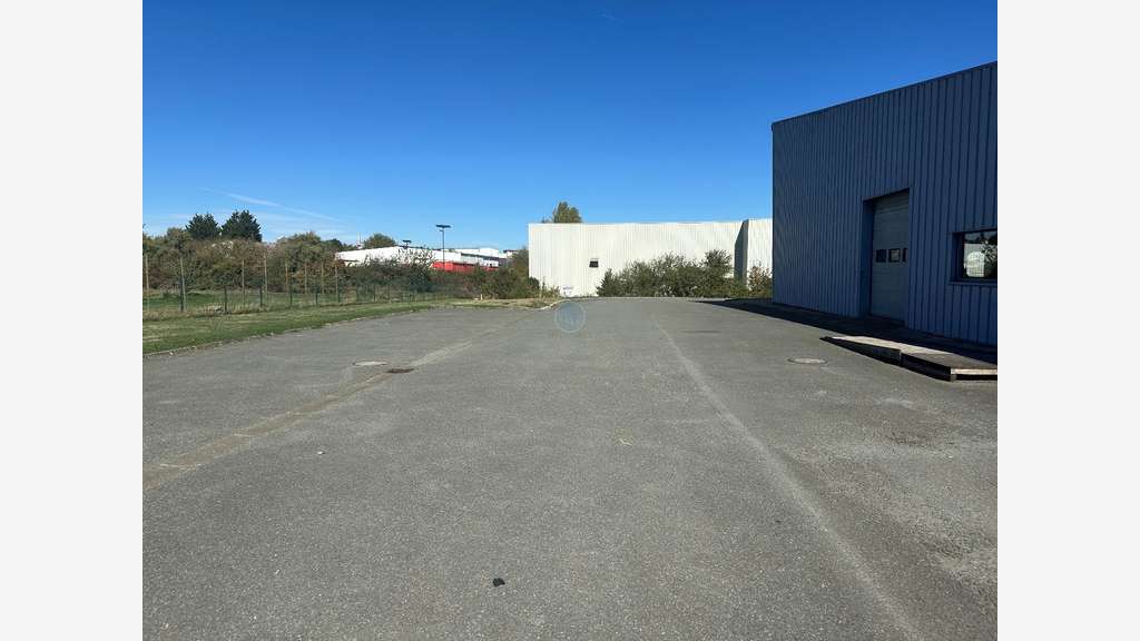 A louer local commercial 588m² à Lucé