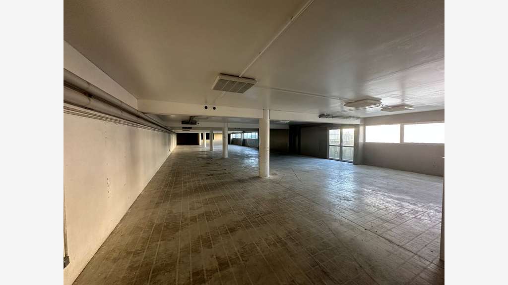 A louer local commercial 588m² à Lucé