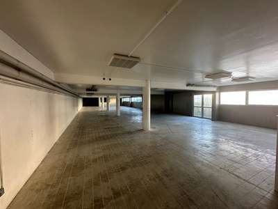 A louer local commercial 588m² à Lucé