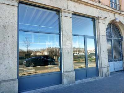 Local en très bon état à louer 74m² à Lyon 2e