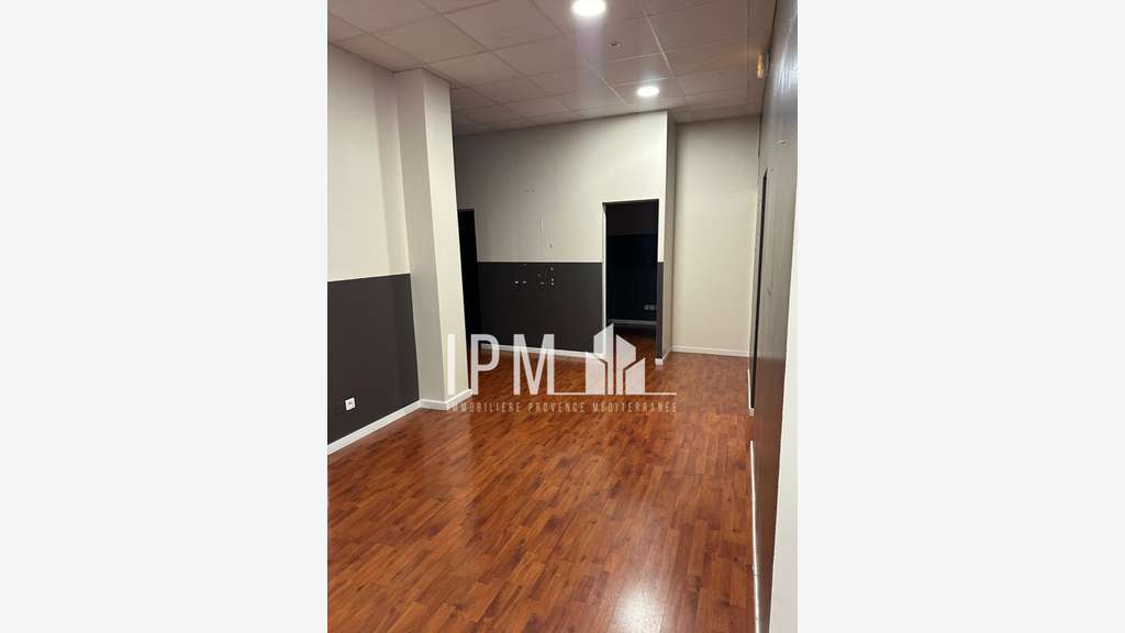 A louer local commercial de 105m² Marseille 13011