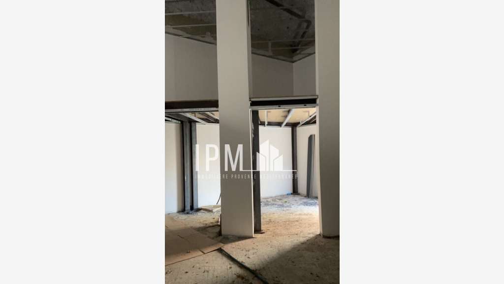 A louer local commercial 102m² à Marseille 13003