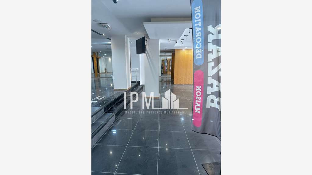 A louer local commercial 300m² rue de Rome 13006