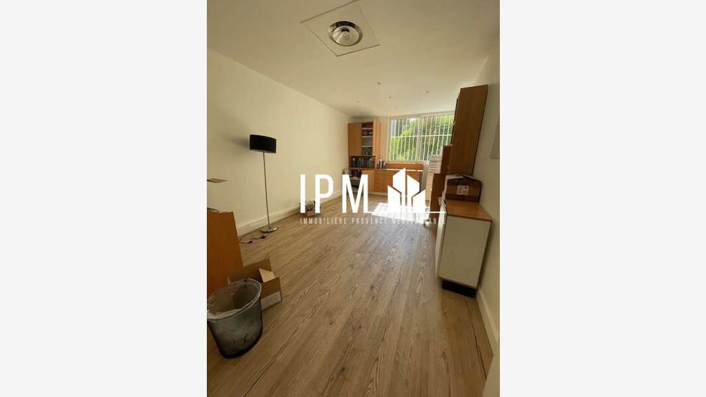 A louer local commercial 107m² 13006 Cantini 