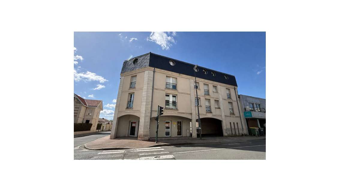 Local 180m² 5 places de parking à Mérignac centre