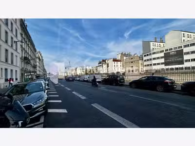 Location commerce 62m² Paris 17e Batignolles