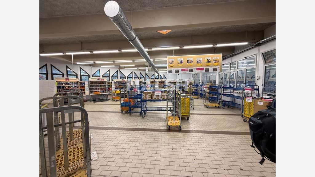 Local commercial à louer 372m² à Miribel centre