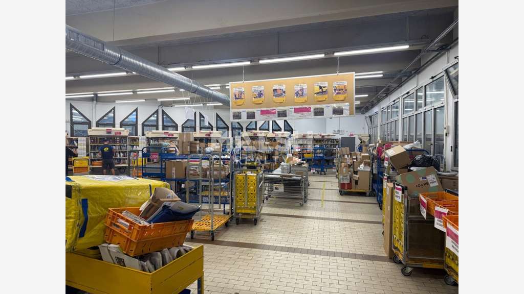 Local commercial à louer 372m² à Miribel centre