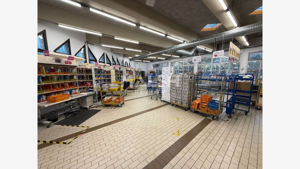 Local commercial à louer 372m² à Miribel centre