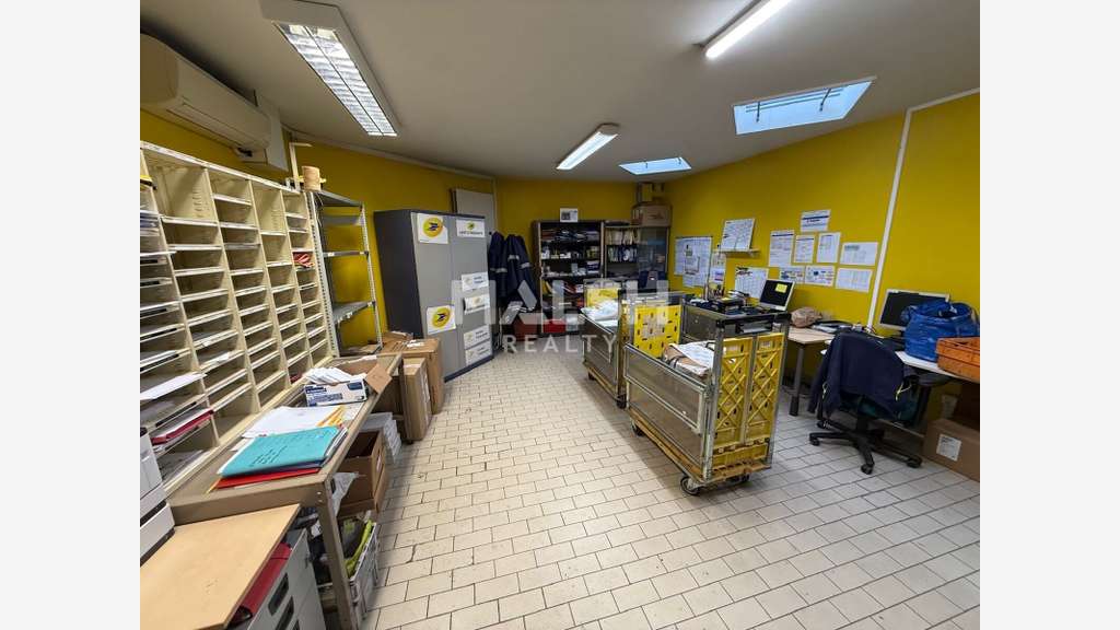 Local commercial à louer 372m² à Miribel centre