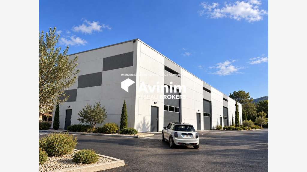 Local commercial 713m² à louer à Montauroux
