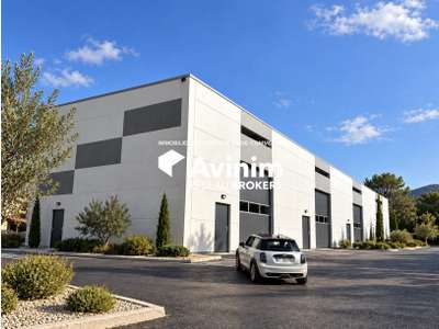 Local commercial 713m² à louer à Montauroux