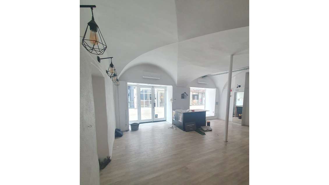 Montélimar rue piétonne 80m² belle vitrine