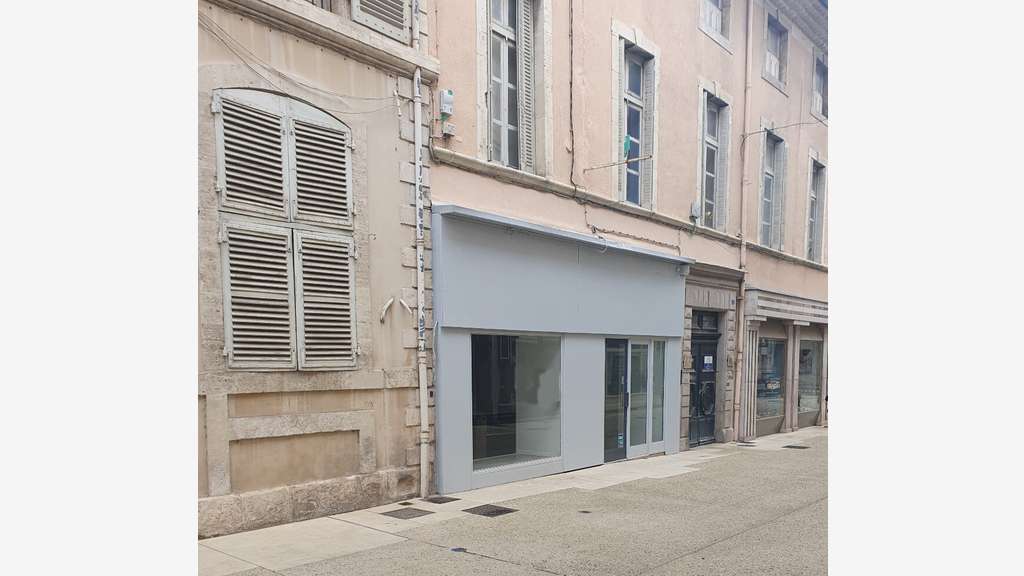 Montélimar rue piétonne 80m² belle vitrine