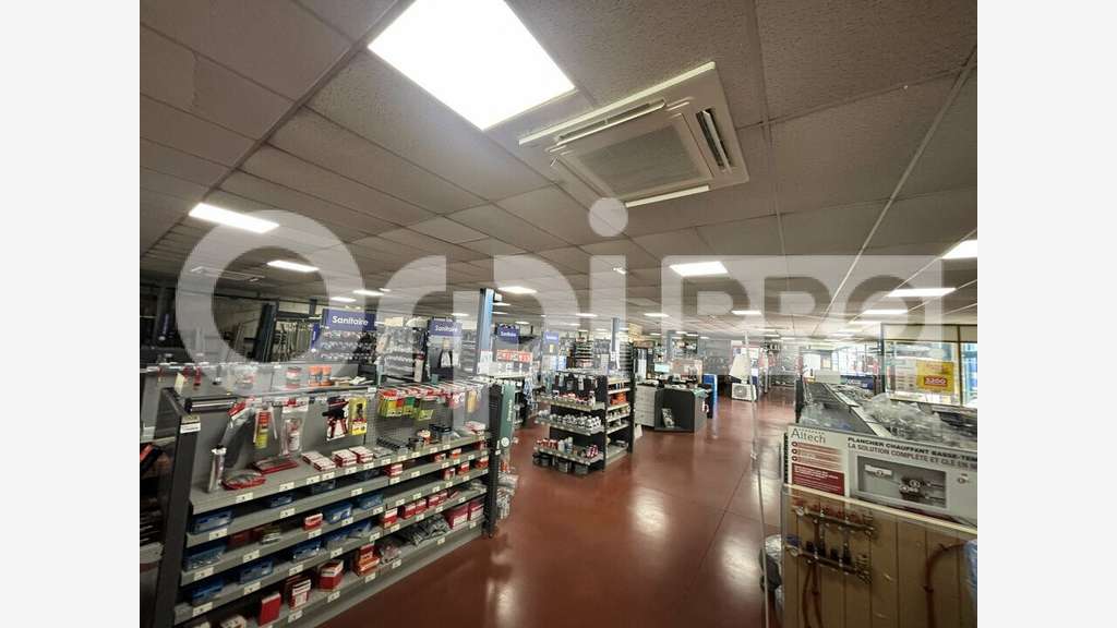 Local commercial 1661m² à louer à Montluçon