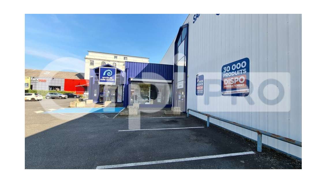 Local commercial 1661m² à louer à Montluçon
