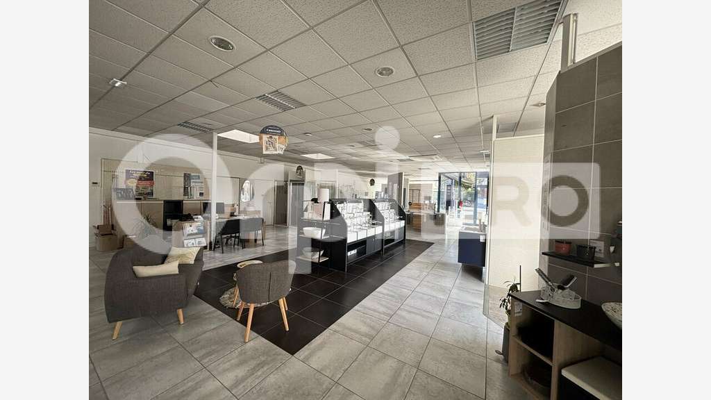 Local commercial 1661m² à louer à Montluçon