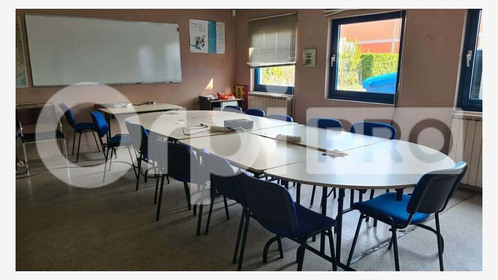 Local commercial 1661m² à louer à Montluçon