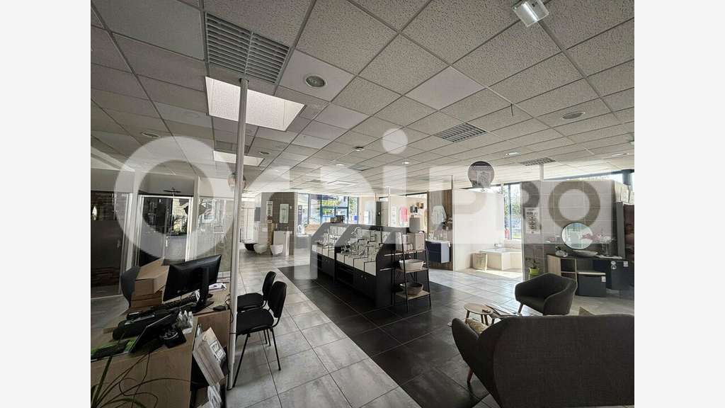 Local commercial 1661m² à louer à Montluçon