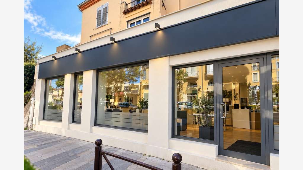 Local commercial 114m² à Mougins – Tournamy