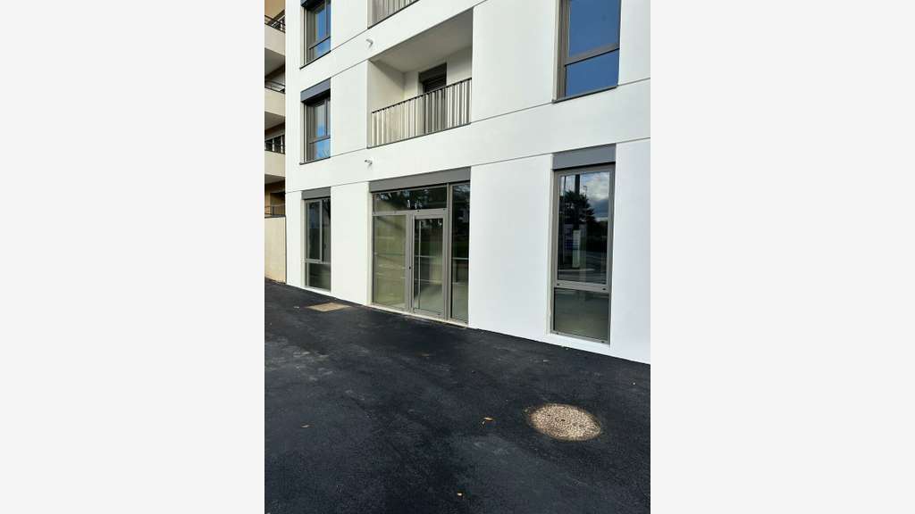 Local commercial neuf 99m² à louer à Écully