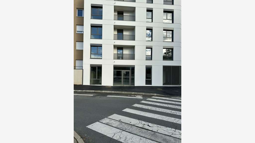 Local commercial neuf 99m² à louer à Écully