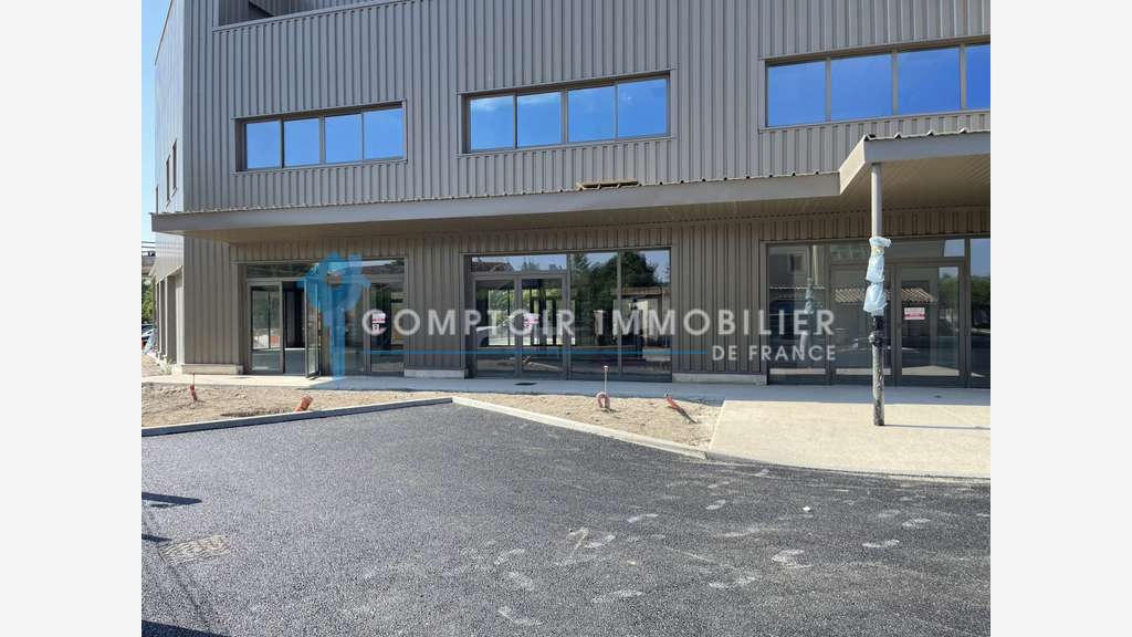 A louer local neuf 460m² emplacement N°1 au Thor