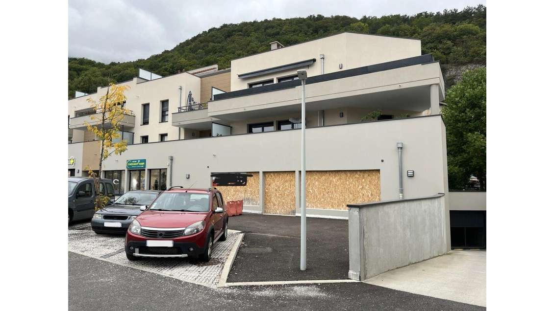 A louer local commercial neuf 165m² à Noyarey