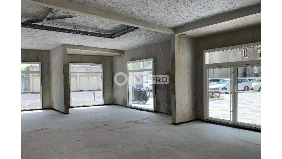 A louer locaux commerciaux bruts à Pau Sud