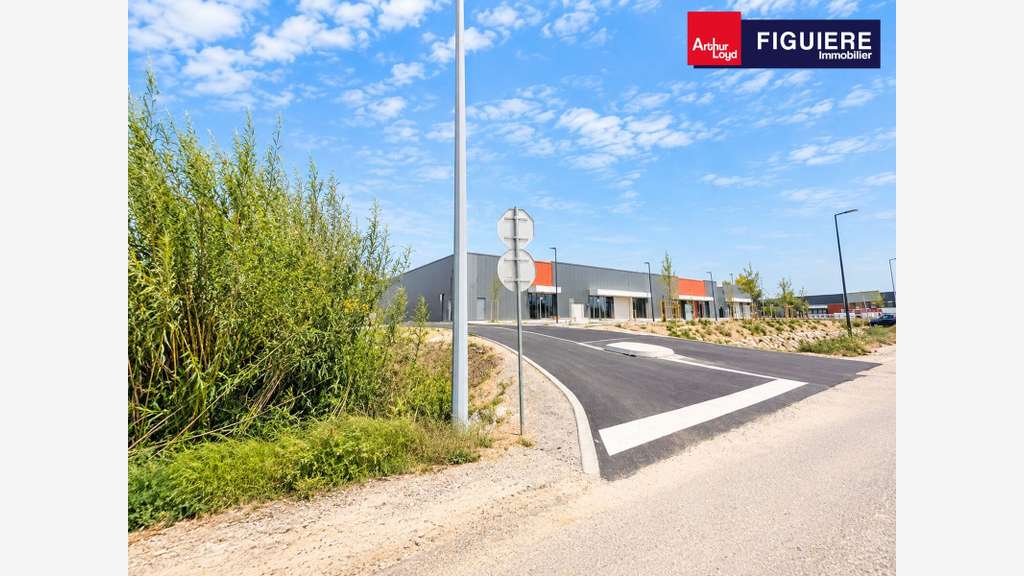Local commercial neuf à louer 400m² D538 à Salon