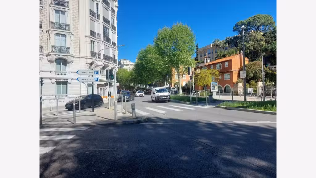 A louer local d'angle visibilité XXL à Nice centre