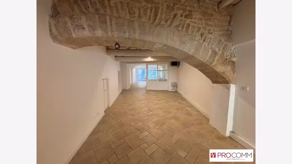 Local commercial 110m² + cave à louer à Nîmes