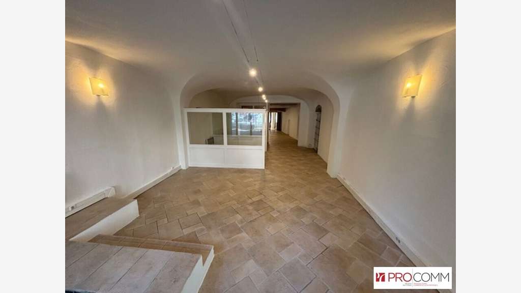 Local commercial 110m² + cave à louer à Nîmes