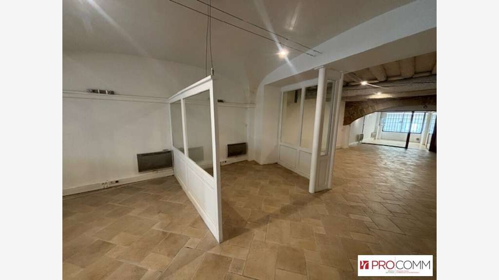 Local commercial 110m² + cave à louer à Nîmes