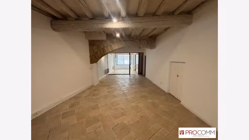 Local commercial 110m² + cave à louer à Nîmes